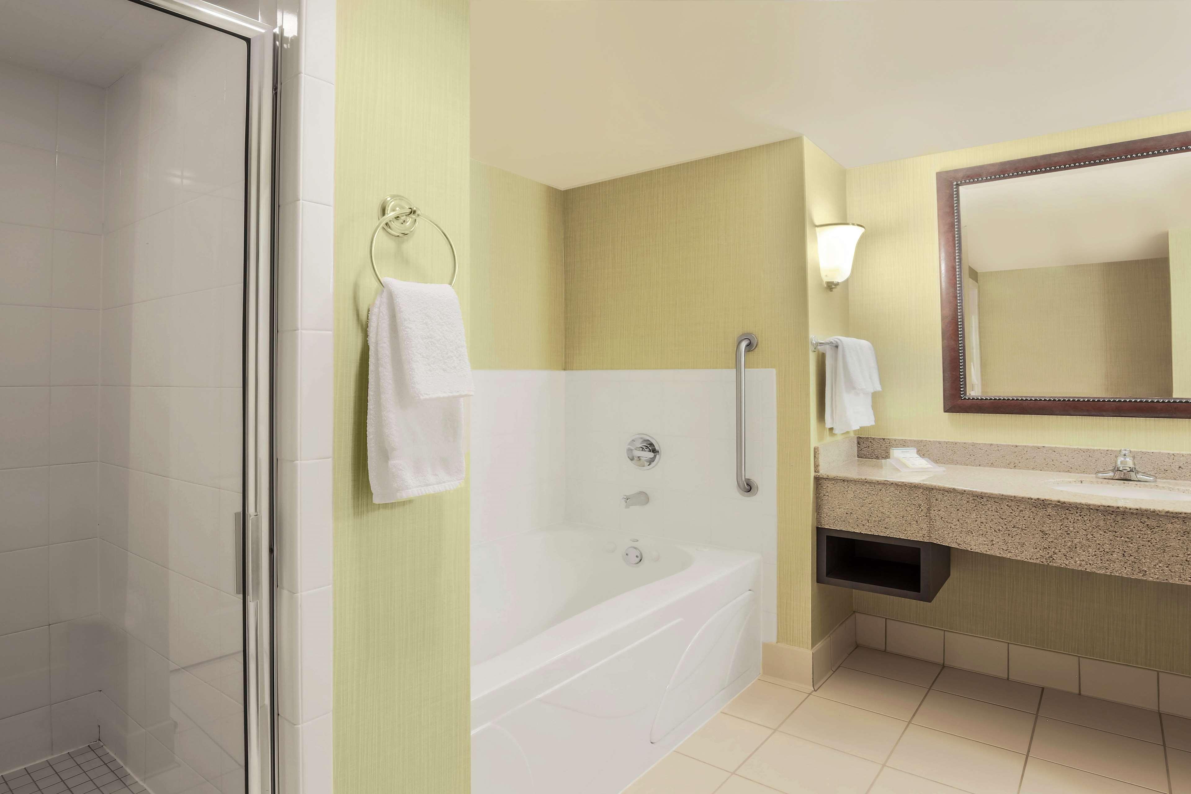 Hilton Garden Inn Chicago/Midway Airport Bedford Park Bagian luar foto